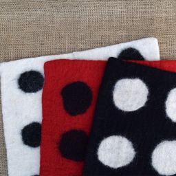 Handmade felt - spotted mat - rectangle - black/white