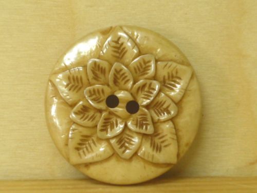 Hand carved - triple flower button - pale