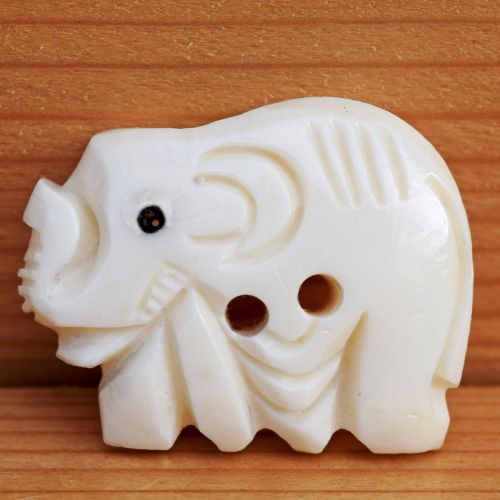 Hand carved - Elephant - button
